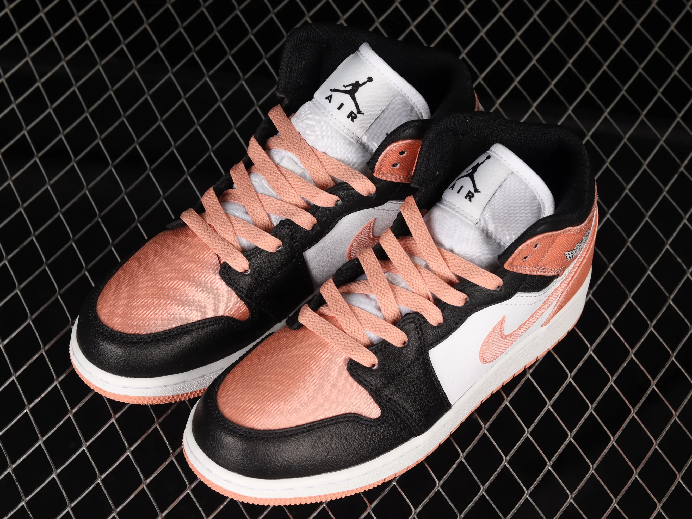 All categories Air Jordan Jordan series basketball shoes Air Jordan 1 Mid G version pure original Air Jordan 1 Mid AJ1 Joe 1 black and white sports culture basketball shoes DM9077-108